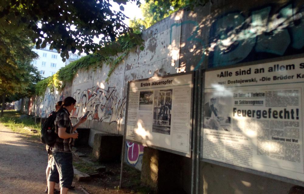 Entistä Berliinin muuria kuulluisan hautausmaan läpi