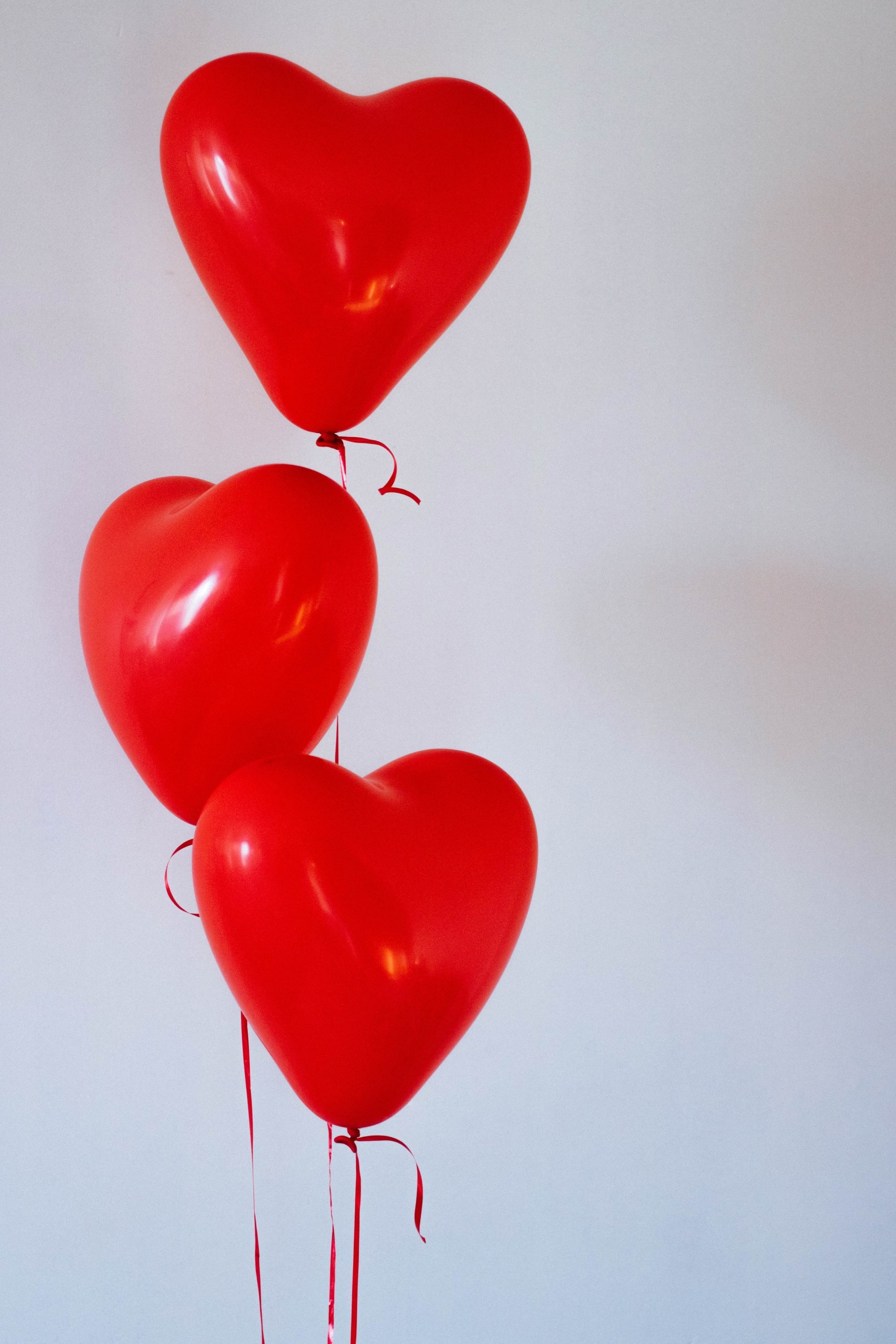 Sydämen muotoisia punaisia ilmapalloja kolmen nipussa