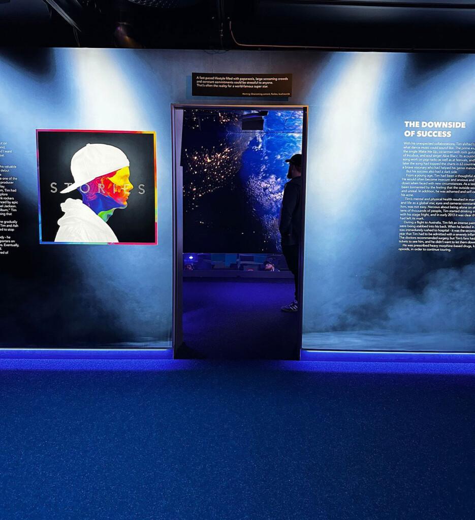 sininen museotla ja artistin kuva seinällä
